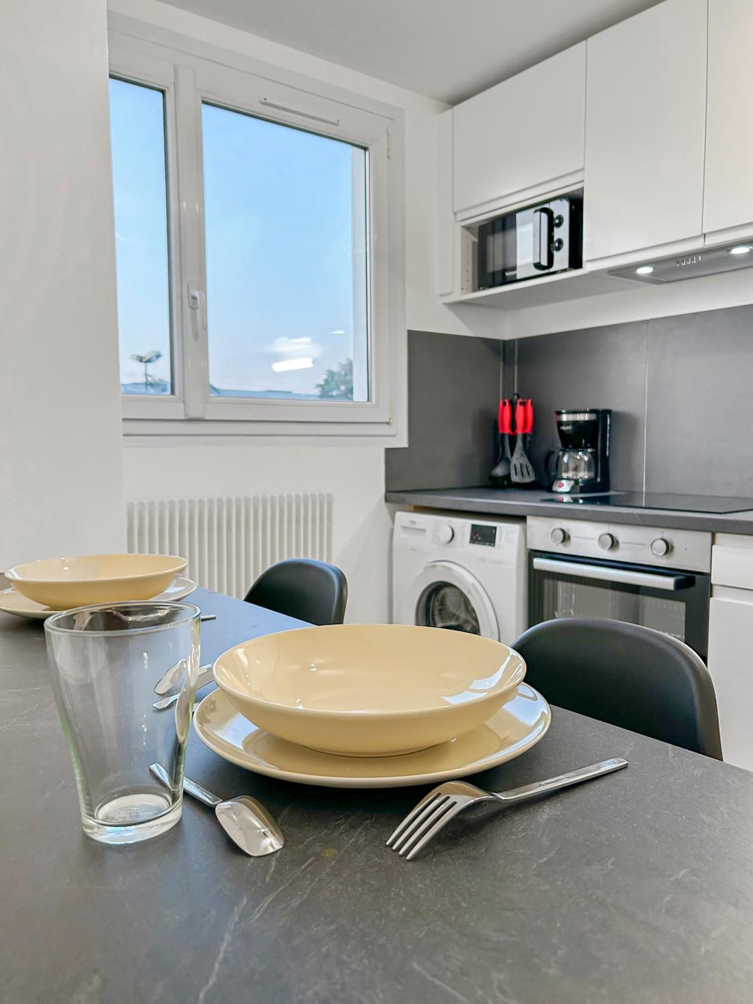 Balcon Lumineux Et Cuisine Equipee *