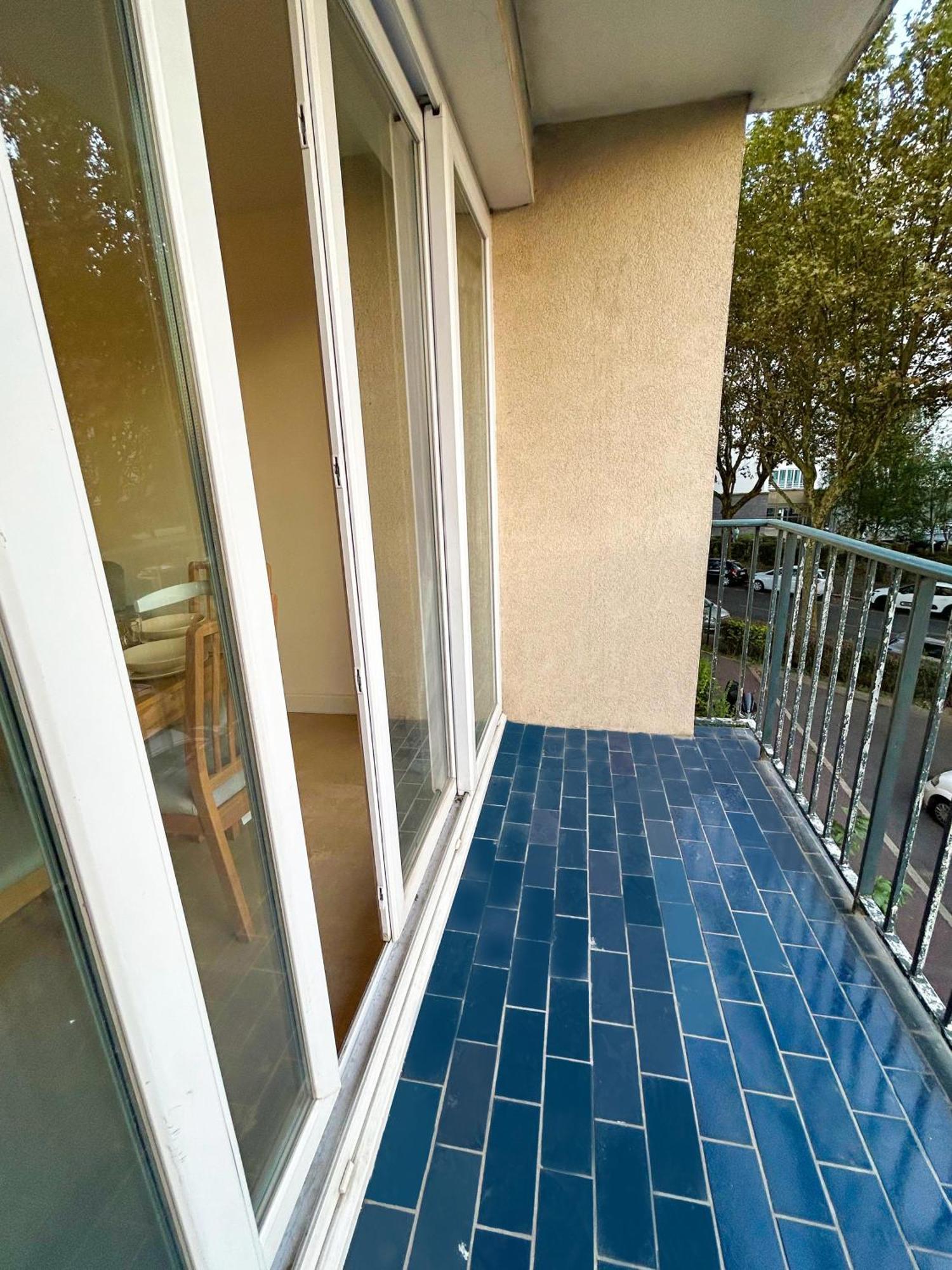 Balcon Lumineux Et Cuisine Equipee *